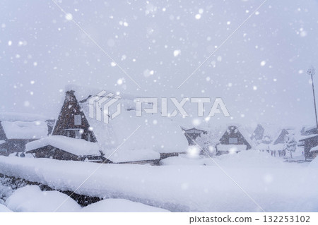 [Heavy snow material] Snow scenery of Shirakawa-go with record-breaking snowfall [Gifu Prefecture] 132253102