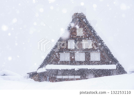 [Heavy snow material] Snow scenery of Shirakawa-go with record-breaking snowfall [Gifu Prefecture] 132253110