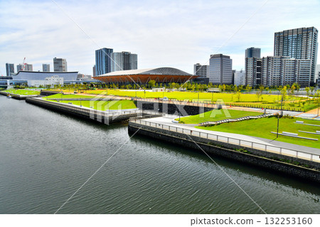 從有明北橋/東雲運河（東京都江東區）眺望有明GYM-EX（有明展覽中心）區域 [2025 年 9 月] 132253160