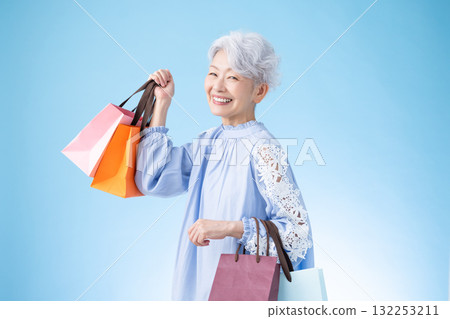購物圖片:老年婦女享受購物 購物圖片:老年婦女享受購物 132253211