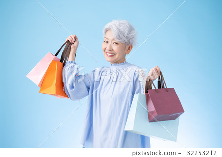 購物圖片:老年婦女享受購物 購物圖片:老年婦女享受購物 132253212