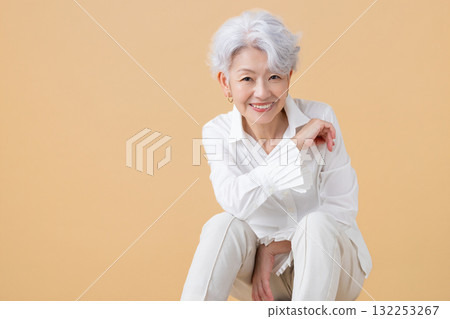 一個白髮女人的高級女人肖像 132253267