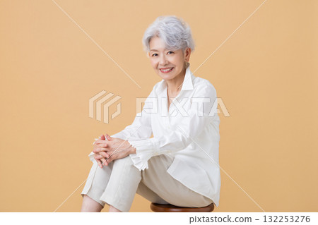 一個白髮女人的高級女人肖像 132253276