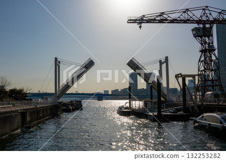 夕陽映照下的城門大橋 132253282