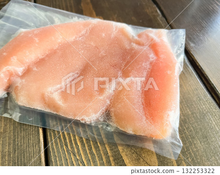 This is frozen, vacuum-packed cod roe. It's a simple ingredient made from fresh salted cod roe. 132253322