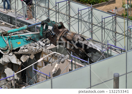 Construction site: Removal of temporary scaffolding Construction site: Removal of temporary scaffolding 132253341