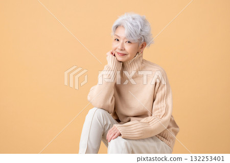 一個白髮女人的高級女人肖像 132253401