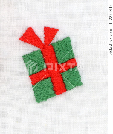 綠色和紅色的禮物盒刺繡 綠色和紅色的禮物盒刺繡 132253412