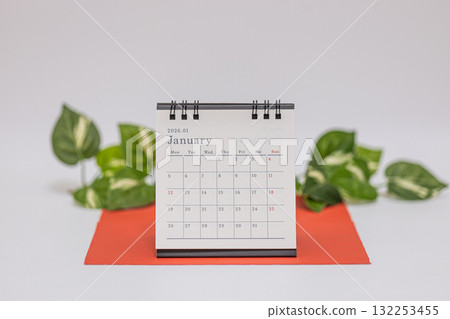2026 年 1 月日曆與紅色皮革桌墊 2026 年 1 月日曆與紅色皮革桌墊 132253455