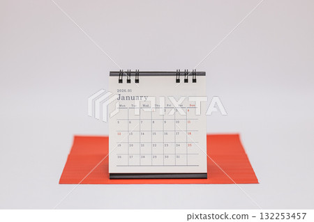 2026 年 1 月日曆與紅色皮革桌墊 2026 年 1 月日曆與紅色皮革桌墊 132253457