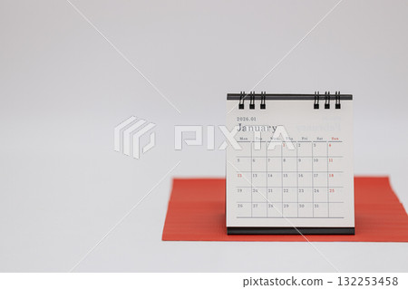 2026 年 1 月日曆與紅色皮革桌墊 2026 年 1 月日曆與紅色皮革桌墊 132253458