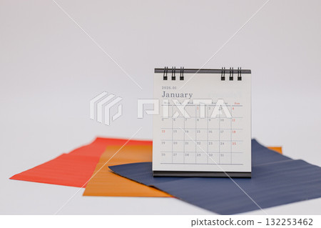 2026 年 1 月日曆與紅色皮革桌墊 2026 年 1 月日曆與紅色皮革桌墊 132253462
