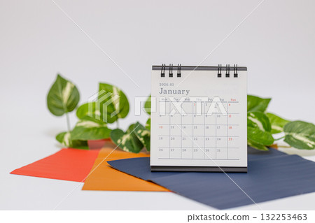 2026 年 1 月日曆與紅色皮革桌墊 2026 年 1 月日曆與紅色皮革桌墊 132253463