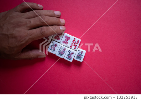 紅色背景上的麻將牌 紅色背景上的麻將牌 132253915