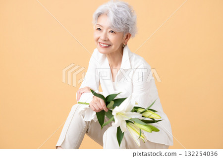 一個白髮女人的高級女人肖像 132254036