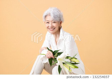 一個白髮女人的高級女人肖像 132254037