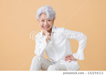 一個白髮女人的高級女人肖像 132254111