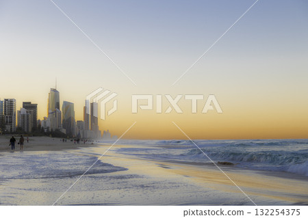 黃金海岸海灘的日落美景 黃金海岸海灘的日落美景 132254375