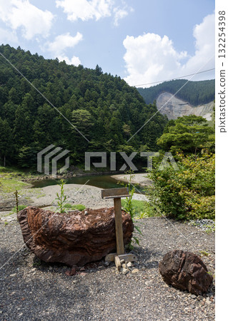 Tennogawa River seen from the parking lot of Tenkawa Benzaiten Shrine's Misogiden (photographed in August 2025) 132254398