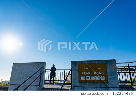 Toba City, Mie Prefecture: A man taking a photo of the sea of Ise from the Omoshiro Observatory on Pearl Road in the morning 132254456