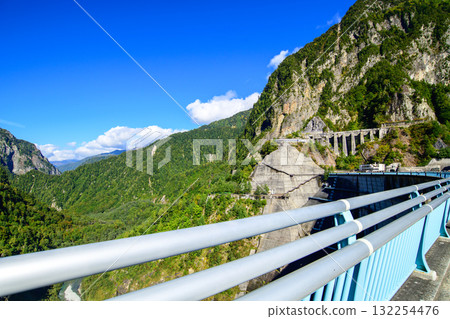 立山黑部阿爾卑斯山脈路線、黑部水壩、秋季氛圍、富山縣 立山黑部阿爾卑斯山脈路線、黑部水壩、秋季氛圍、富山縣 132254476
