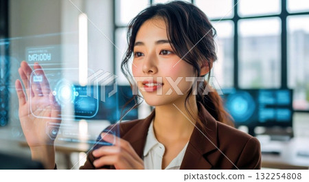 操作全像介面的女性 132254808