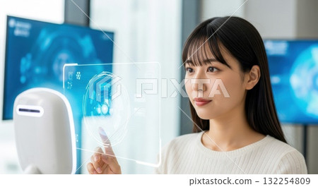 操作全像介面的女性 操作全像介面的女性 132254809