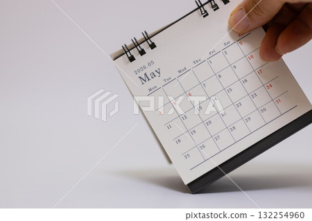 2026 年 5 月的桌曆照片,手拿 2026 年 5 月的桌曆照片,手拿 132254960