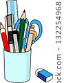 筆筒裡裝滿了各種文具：剪刀、切刀和尺子 132254968