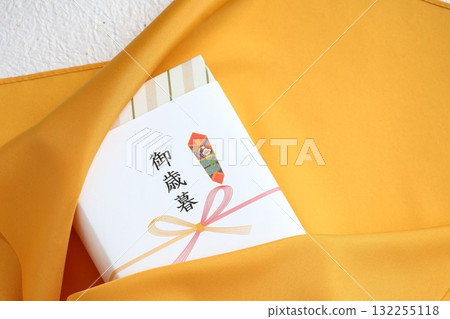 用黃色風呂敷包裹的年末禮物盒 用黃色風呂敷包裹的年末禮物盒 132255118
