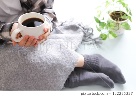 女人喝咖啡，血液循環不良的圖片 132255337