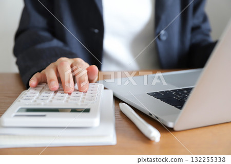 一位女士正在使用計算機和電腦 132255338