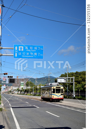 This is Tosa Denryoku Kotsu, a streetcar that runs from Sanbashi-dori 5-chome towards Kochi Station. This is Tosa Denryoku Kotsu, a streetcar that runs from Sanbashi-dori 5-chome towards Kochi Station. 132255356