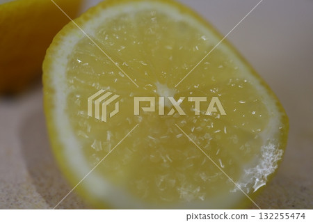 新鮮檸檬橫切面和起泡汁 132255474