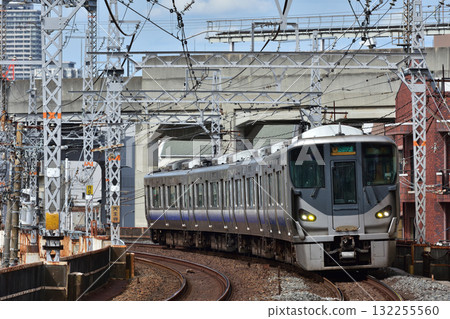 JR阪和線225系列5000列車開往和歌山 JR阪和線225系列5000列車開往和歌山 132255560