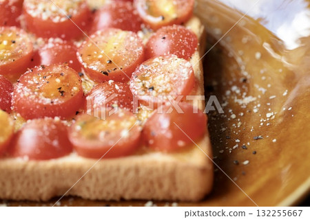 番茄沙拉吐司配橄欖油和磨碎的乳酪 132255667