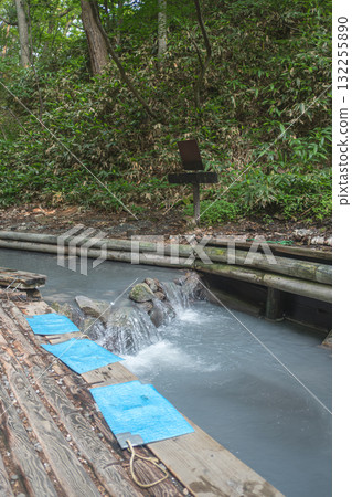 Outdoor natural hot spring bath surrounded by forest for relaxation River Oyunuma Natural Footbath, Noboribetsu, Hokkaido, Japan 132255890