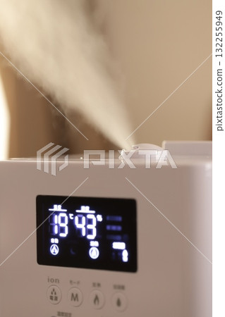 A hybrid humidifier emitting mist vigorously 132255949