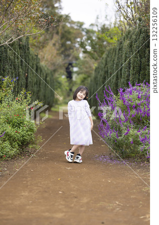 漂亮的女孩在公園玩耍 132256109