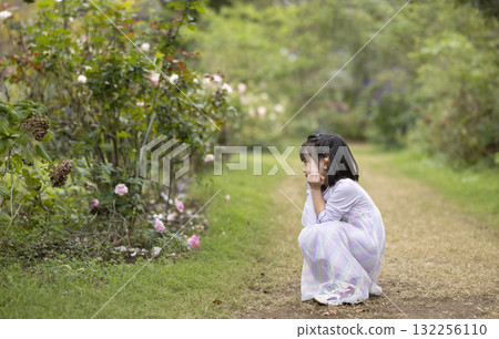 漂亮的女孩在公園玩耍 132256110