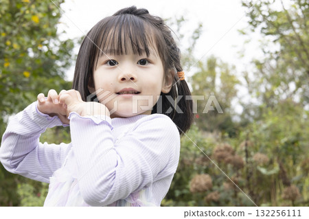 漂亮的女孩在公園玩耍 132256111