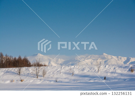 雪火山山頂和藍藍的天空十勝岳 132256131
