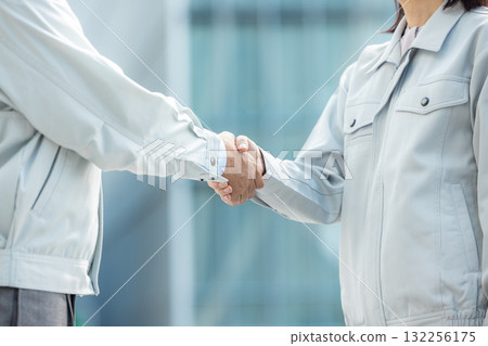穿著工作服的男女握手 132256175