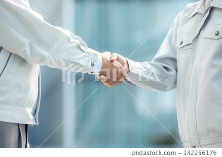 穿著工作服的男女握手 132256176
