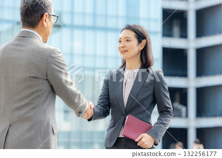 穿著西裝的男士和女士握手 132256177