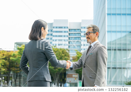 穿著西裝的男士和女士握手 132256182