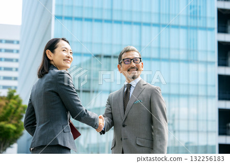 穿著西裝的男士和女士握手 132256183