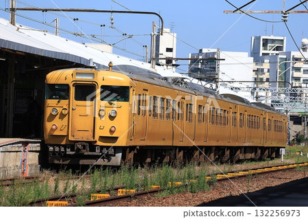 [JR West] 115 series 3000 series (Sanyo Main Line: Shimonoseki Station) 132256973