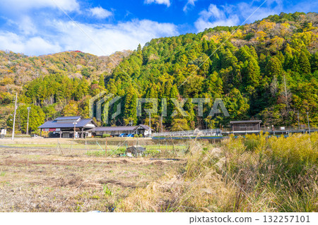 Late autumn at Hirafuku Station on the Chizu Express and Shiroyama 1 in Sayo Town, Sayo District, Hyogo Prefecture Late autumn at Hirafuku Station on the Chizu Express and Shiroyama 1 in Sayo Town, Sayo District, Hyogo Prefecture 132257101