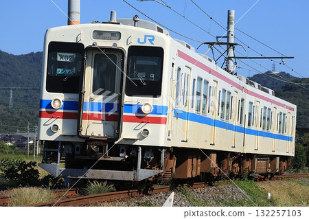[JR West] 105 series ~New Hiroshima livery~ (Ube Line: Kamiyoshigawa to Fukamizō) 132257103